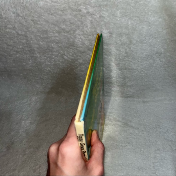 Tiggy Goes Shopping A Happy Ending Preschool Word Book Honey Bear Books - Picture 5 of 5